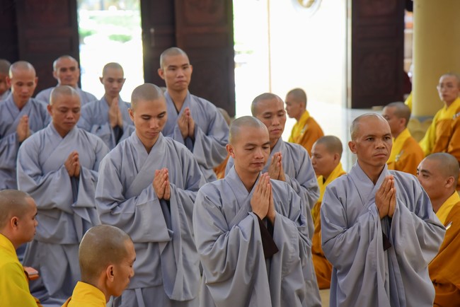 Pratimoksa commandment rite and precept listen at Hoang Phap pagoda